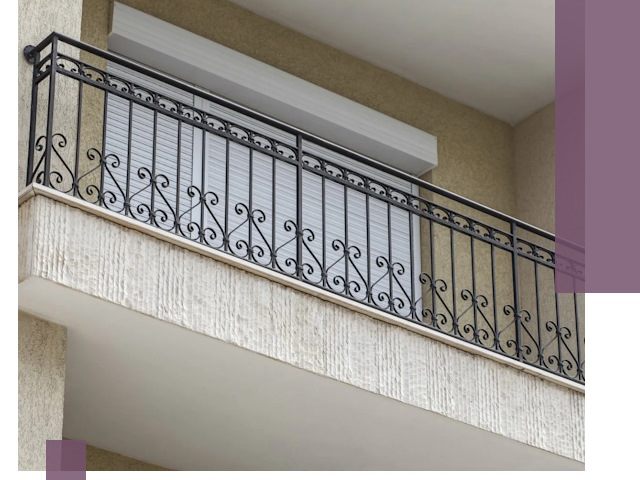 Балконные ограждения из металла и стекла в Сальске для домов